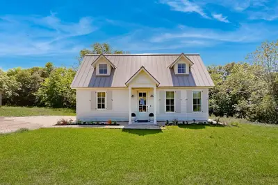 Image de 2 Farmhouse chic cottages between Brenham and Lake Somerville- open layout, W/D
