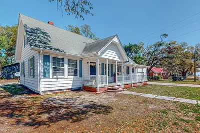 Image de Peaceful home in downtown Atlantic with patio, grill, streaming, & washer/dryer