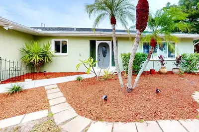 Image de Spacious property with separate living quarters, pool, & lanai - dog-friendly