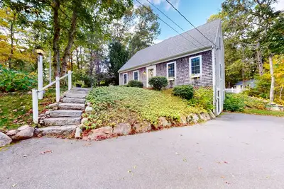 Image de Quiet coastal home with game table, large yard, Sonos sound system, and W/D