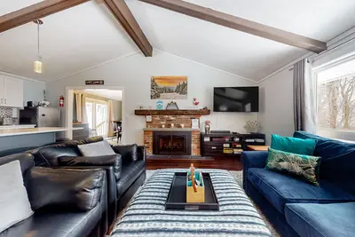 Image de Secluded dog-friendly home with two living rooms, chef's kitchen, smart TVs, W/D