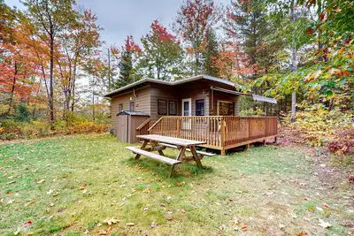 Image de Tranquil & serene cabin getaway w/ large patio, fire pit, & lovely nature views