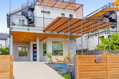 Image de Modern home in the heart of the city with great outdoor space, hammock, & Ac