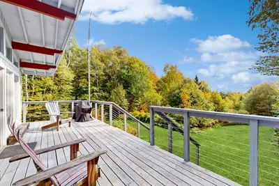 Image de Picturesque, Euro-style ski chalet with beautiful setting, deck & fireplace