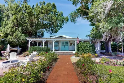 Image de Countryside cottage with firepit, garden views, French-country decor, & hammock