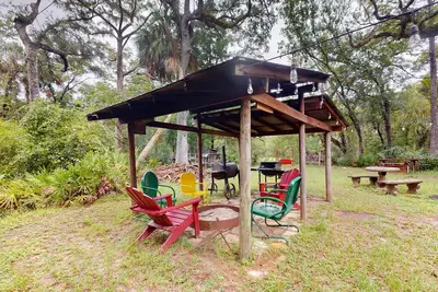 Image de 2 riverfront cabins with large yard, grill, firepit, canoe, & private W/D