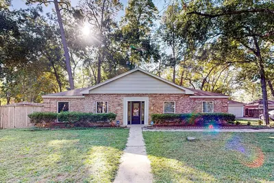 Image de Dog-friendly home with large yard, firepit, home office, fireplace, & Ac