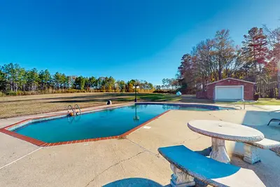 Image de Expansive property with two homes, ponds, pool, game tables, & hiking trails