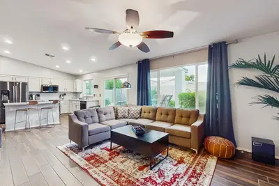 Image de Inviting home with patio, enclosed yard, fireplace, office, streaming, W/D, Ac