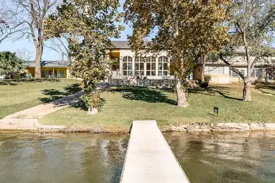 Image de Lakefront home with patio, grill, lake views, office, lake access & washer/dryer
