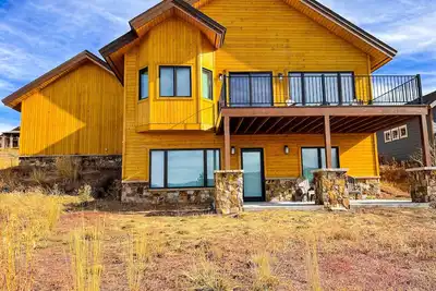 Image de New home with deck, fireplace, & mountain views - in Granby Ranch