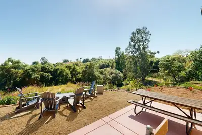 Image de Two dog-friendly homes close to wine country with trail access