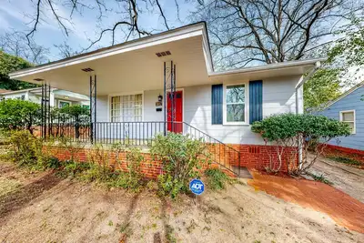 Image de Renovated abode close to downtown with patio, W/D & enclosed yard - dog-friendly