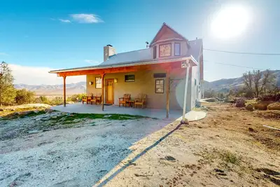 Image de Custom-crafted acreage with sunroom & clawfoot tub