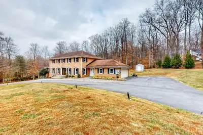 Image de Sprawling Estate with Private Tennis Court & Outdoor Kitchen, Wood Fireplaces