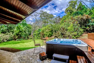 Image de Stunning home in the jungle with balcony, grill, & W/D - snowbirds Ok
