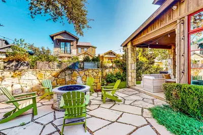 Image de Luxe lake cottage with private hot tub, alfresco patio, firepit & yard