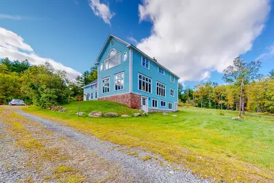 Image de Delightful updated farmhouse with original features, patio, and & W/D