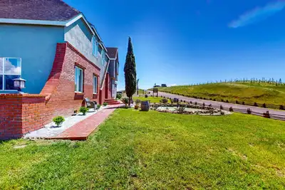 Image de Elegant wine lover's acreage with patio, chef's kitchen, & Ac - dog-friendly