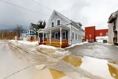 Image de Remodeled home with three separate condos - steps from ski lift bus pickup