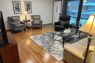 Image de \"Good Life Getaway–3br/3ba home in central Lincoln! Park, game room & bar! \"