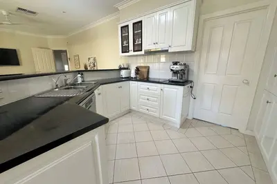 Image de Cosy & family friendly townhouse in Belmont. Walk to river, shops & stadium.