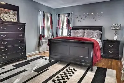 Image de Classic Home w/ Modern Touches  4 Blks to Subway!