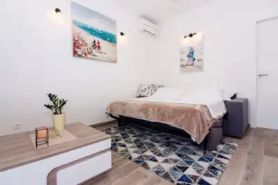 Image de Utopia Ii: Cozy retreat in quiet downtown Split; Surrounded by olive trees