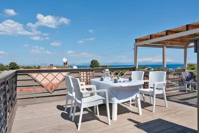 Image de Maison de campagne 'Beach Family House In Artemida' avec vue sur la mer, Wi-Fi et climatisation