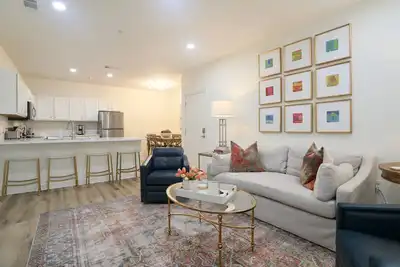 Image de \"Bluff Bliss\" 1 mi Scenic Walk to Om! Renovated!