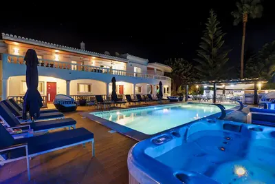 Image de Enjoy a sun-soaked holiday in this charming Lagos apartment.