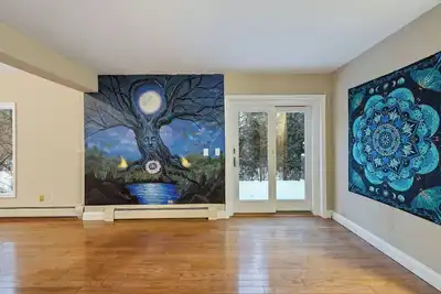 Image de Spacious 4br home w/ WiFi, Tv, hot tub, huge dining, fire pit & vast garden