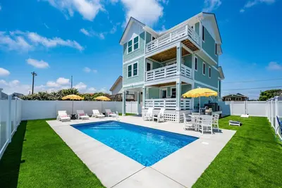 Image de Walk To Beach, Brewery - Private Pool & Hot Tub!