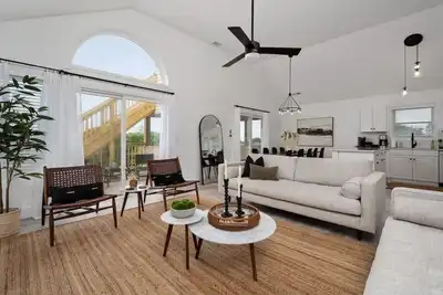 Image de Serenity House-Water Views, Pet Friendly & Hot Tub