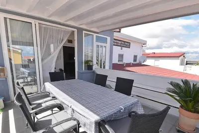 Image de Appartement de deux chambres avec la terrasse et la vue sur le mer Vir (A-21836-d)