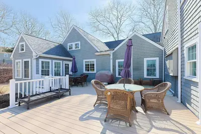 Image de Expansive Oasis With Water Views, Walk To Beach!