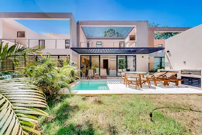 Image de Modern home with plunge pool, open layout, gym access, balcony, and W/D