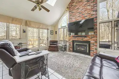 Image de Waterfront Home w/ Boat Dock & Sunroom in Gardiner