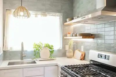 Image de Stylish surf lodge with ocean views, spa bath, hot tub, fire pit, Bbq, patio & luxe furnishings!