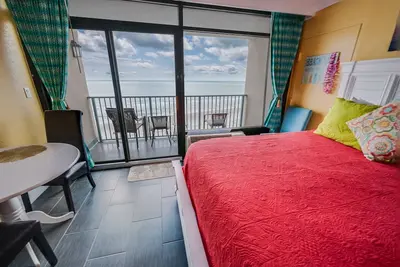 Image de Direct Ocean Front - Beautifully Decorated Studio!