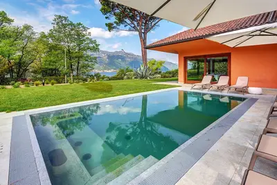 Fabuleuse villa avec un beau jardin, piscine chauffée et vue lac! - Villa Amanda
