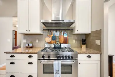 Image de This house is a 4 bedroom(s), 2. 5 bathrooms, located in Coloma, Mi.