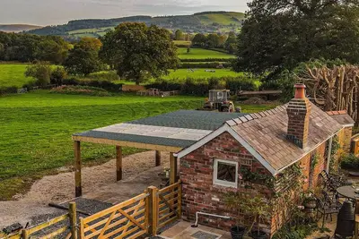 Image de New-private country cottage style cabin with spectacular views and Hot Tub