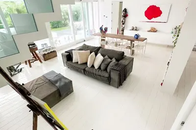 Image de Élégante villa en bord de mer avec jacuzzi, jardin et terrasse panoramique.