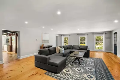 Image de Steps to Dining, Less than 1 mile to Bayside Beaches!