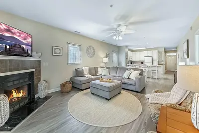 Image de First Floor Condo in the Summerlyn with Community Pool