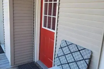 Image de Roberts ave. Immaculate Rental For Nurses Apt B