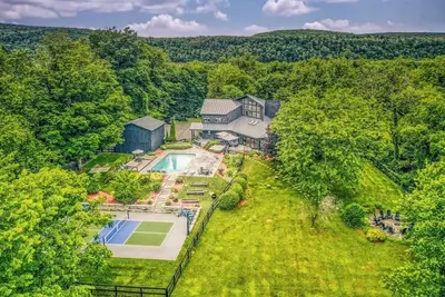 Image de Family Manor w Pickleball, Pool, Hot Tub, Fire Pit, Game Room