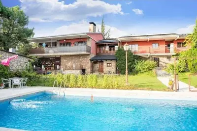 Image de Abantos-the house in Galapagar. Apartment with direct access to the pool and lawn