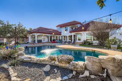 Image de Hill Country Estate | Venue+Pool+Spa+Near Downtown